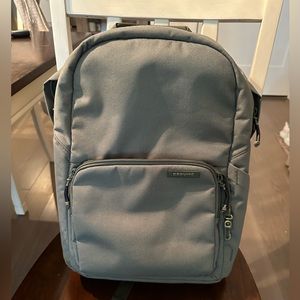 Brevite everyday backpack, dark green color. Unisex.